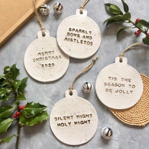 Pallina di Natale in argilla fatta a mano, Ornamento di Natale 2020 artigianale naturale, Tis the Season to be Jolly, Silent Night Holy Night,
