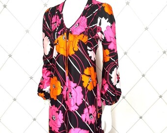 Maxivestido de tricel con estampado psicodélico de amapolas de finales de los años 60. Panel fruncido en el busto. Cremallera metálica. Tallas 8-10 del Reino Unido. Original vintage de los años 60.