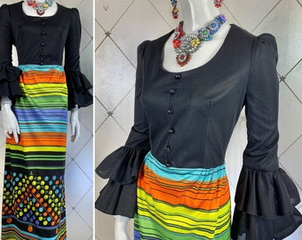 Maxi kaléidoscope abstrait des années 1970 avec imprimé pomme... Manches flamenco... Fermeture éclair en métal... Étiquette : Berkertex... Royaume-Uni 12... Original vintage des années 70 des années 70