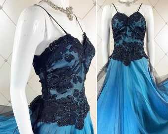 Fin des années 30/début des années 40 robe en tulle perlé noir et dentelle avec jupon en taffetas bleu ciel... Royaume-Uni 8/10... Original vintage des années 30 40