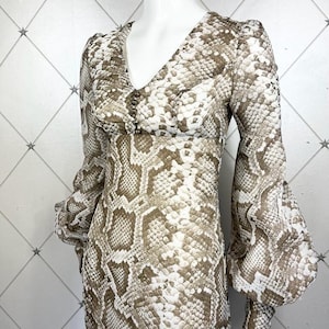 Vestido largo de georgette con estampado de piel de serpiente sepia de los años 70. Botones de metal. Cremallera de metal. Etiqueta: KBC. Talla 6 del Reino Unido. Original, años 70.