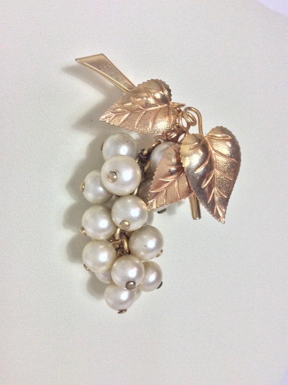 Beautifully made 1940's Gold Plated Faux Pearl Br… - image 3