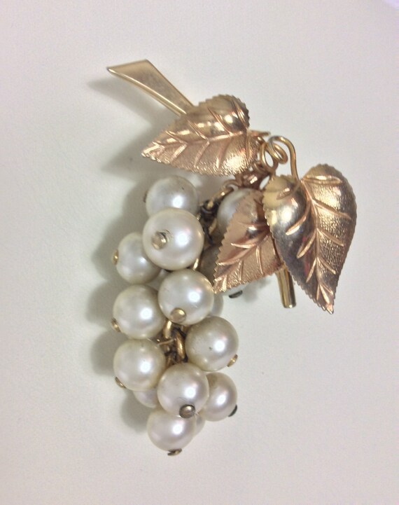 Beautifully made 1940's Gold Plated Faux Pearl Br… - image 7