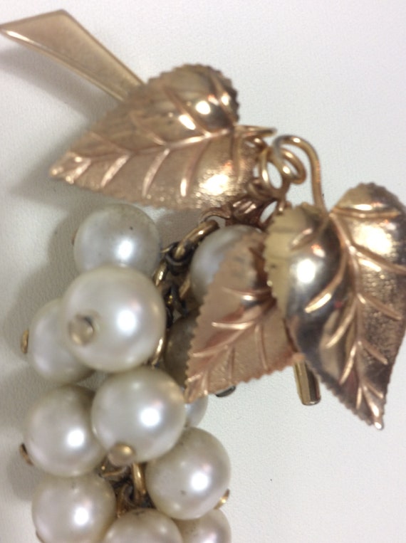 Beautifully made 1940's Gold Plated Faux Pearl Br… - image 6