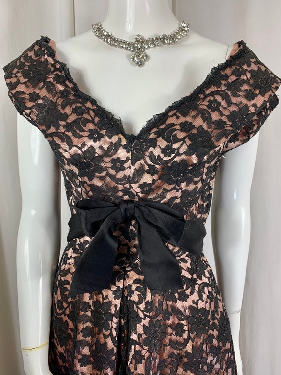 Late 40's /Early 50s Black Lace & Shell Pink Duch… - image 10