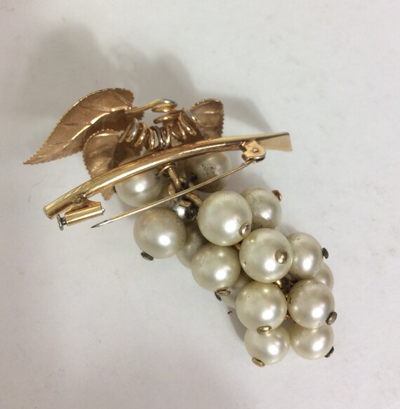Beautifully made 1940's Gold Plated Faux Pearl Br… - image 4