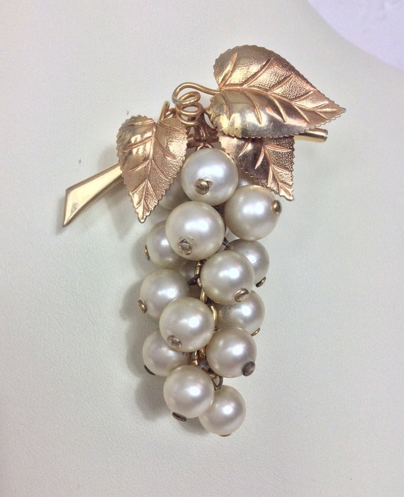 Beautifully made 1940's Gold Plated Faux Pearl Br… - image 1