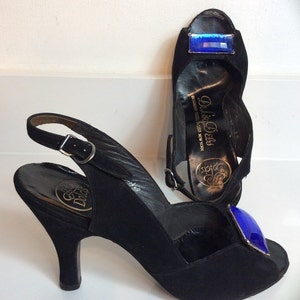 Zapatos de ante negro de los años 50 con grandes piedras de cristal azul. Marca: De Liso Debs by Palter de Liso New York para Dolcis. Talla 4-4.5 (Reino Unido). Años cincuenta. imagen 3