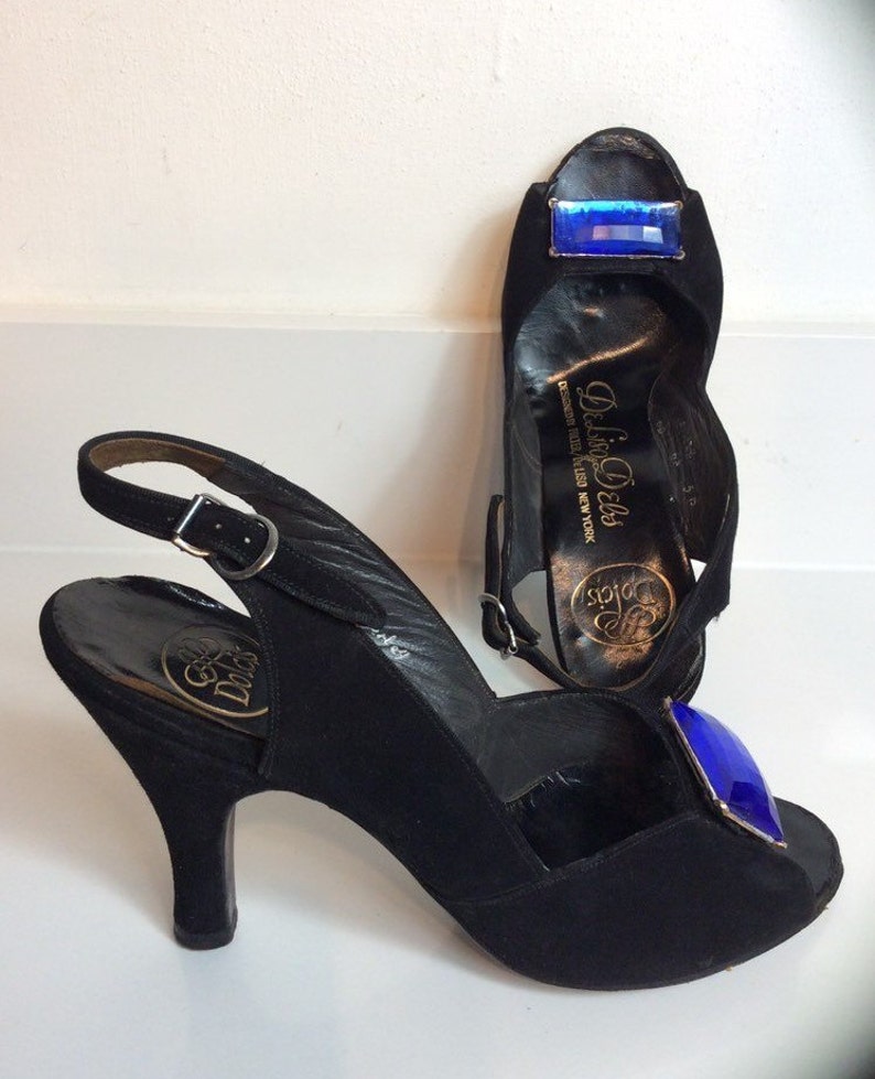 Zapatos de ante negro de los años 50 con grandes piedras de cristal azul. Marca: De Liso Debs by Palter de Liso New York para Dolcis. Talla 4-4.5 (Reino Unido). Años cincuenta. imagen 3