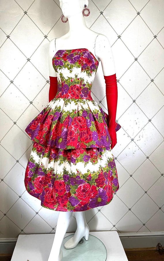 1950s Tiered Floral Border Print Cotton Dress .. Boned Bodice .. Label: Wendy Dress .. Metal Zip .. UK 6 - 8 .. Original Vintage Fifties 50s