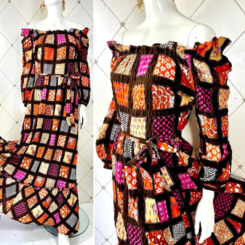 K&ouml;nnte beinhalten: Maxikleid mit offener Schulter und Patchwork-Muster in Braun, Orange, Pink und Wei&szlig;. Das Kleid hat ein tailliertes Oberteil und einen flie&szlig;enden Rock.