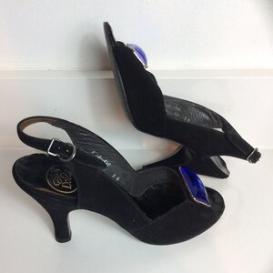 Zapatos de ante negro de los años 50 con grandes piedras de cristal azul. Marca: De Liso Debs by Palter de Liso New York para Dolcis. Talla 4-4.5 (Reino Unido). Años cincuenta. imagen 6