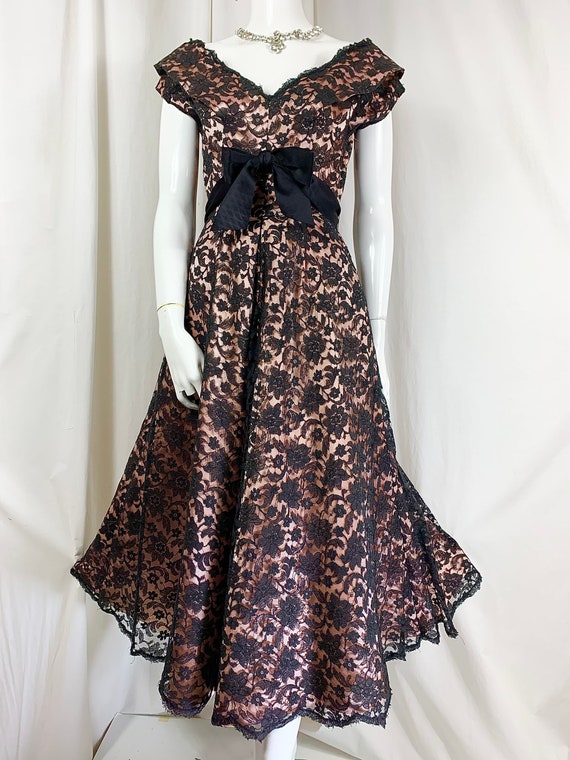 Late 40's /Early 50s Black Lace & Shell Pink Duch… - image 4