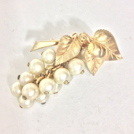 Beautifully made 1940's Gold Plated Faux Pearl Br… - image 5