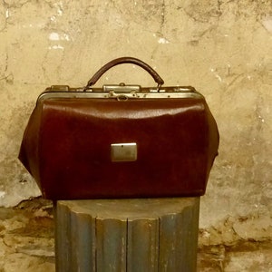 Antique Leather Doctors Gladstone Bag . W8640 in Antique Luggage