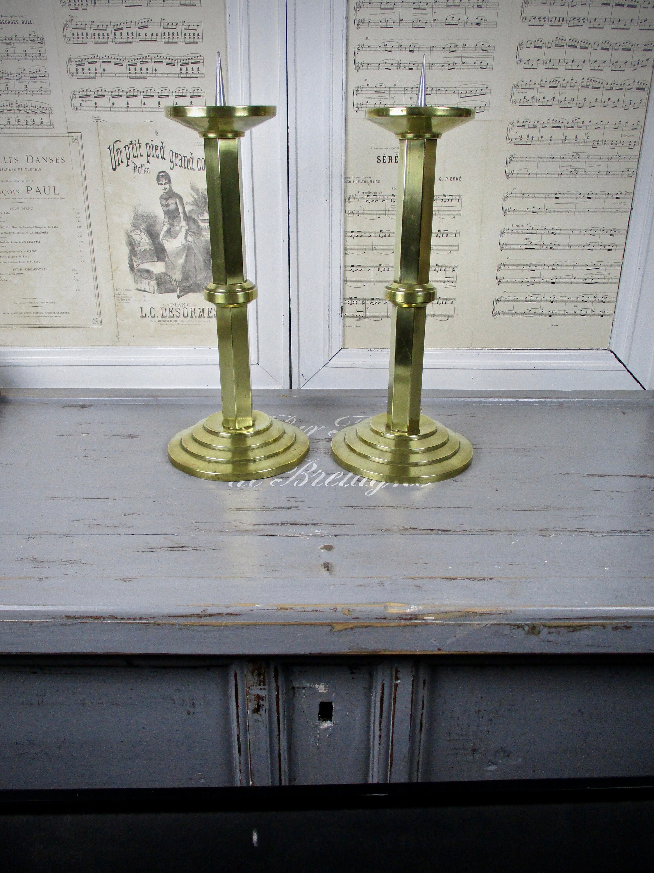 Paire Assortie de Grands Chandeliers Vintage Français Art Déco en Laiton Pricket Alter Dans Un Super