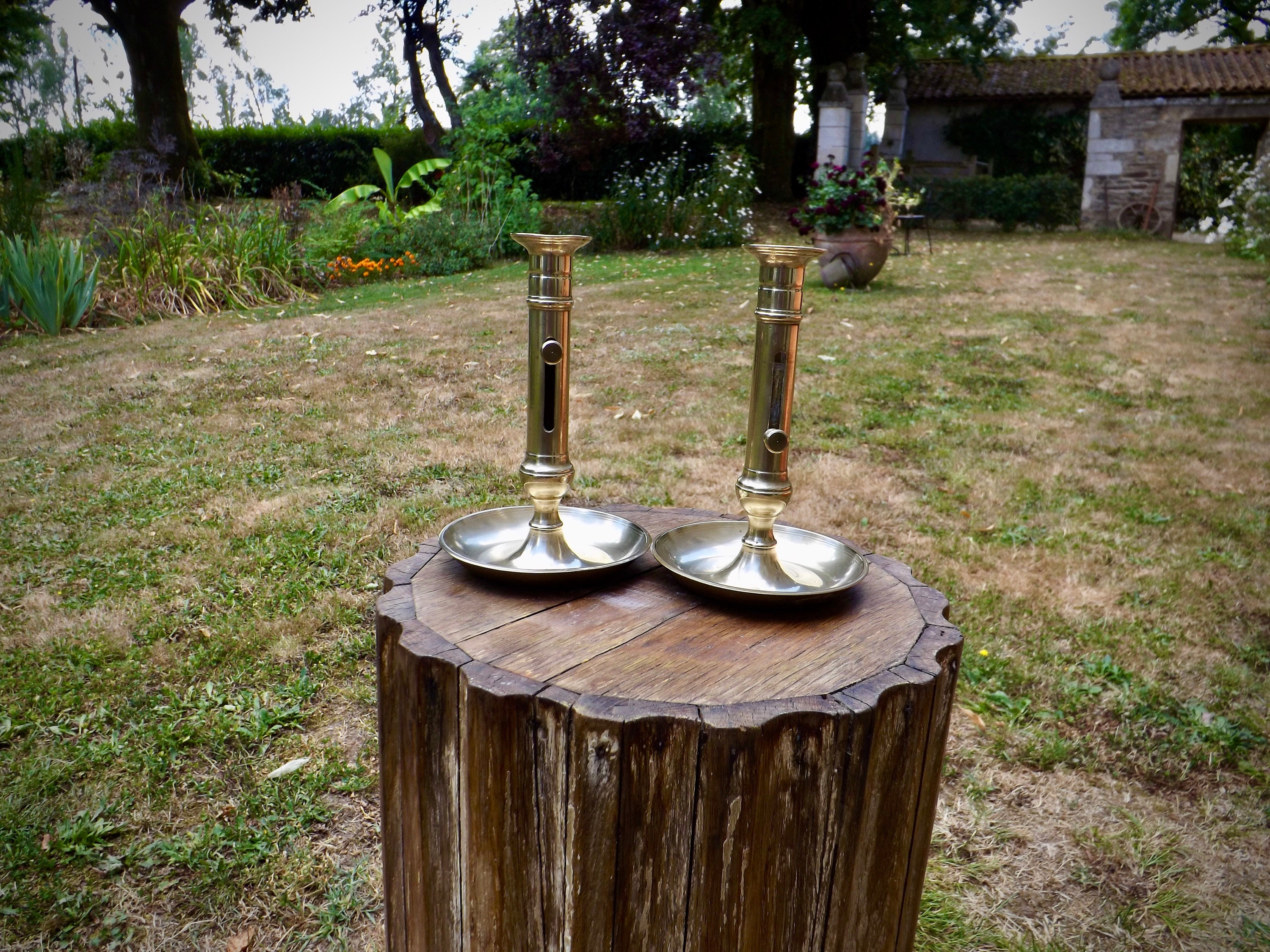 Paire Assortie de Chandeliers en Laiton Français Antiques Dans La Condition Originale Superbe C1900