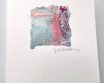 Puede incluir: Una tarjeta de felicitación blanca con un parche cuadrado central de papel texturizado pintado a mano. La obra muestra tonos mezclados de azul claro, plata y rosa vibrante con un borde rugoso e irregular. La firma manuscrita Gretchen está debajo.