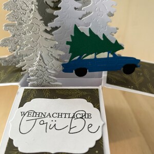 Weihnachtskarte verschneiter Wald mit blauem Auto Weihnachtsbaum