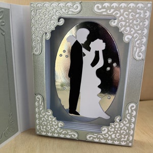 Carte de mariage élégante sous forme de boîte à ombres blanche, noire et argentée