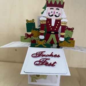 Cartão de Natal com grande árvore de Natal quebra-nozes