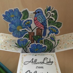 Blaue Grußkarte mit großem Vogel und blauen Blumen