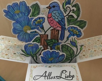 Blaue Grußkarte mit großem Vogel und blauen Blumen