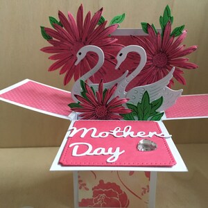 Muttertags Karte mit weißen Schwänen und Pinken Blumen 3d Pop up Karte