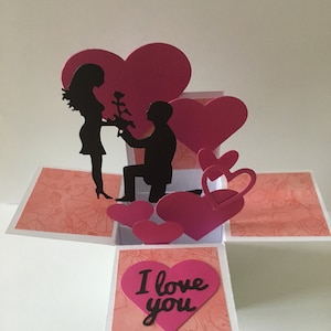 Cartão de dia dos namorados com casal e corações rosa eu te amo