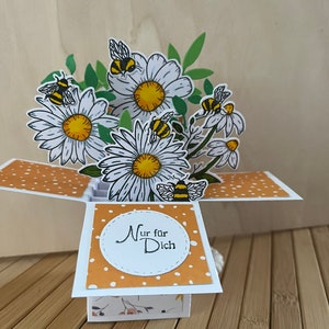 Carte d'anniversaire de voeux avec des fleurs et des abeilles