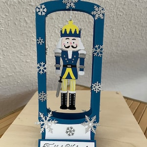 Cartolina di Natale sottile con uno schiaccianoci che si muove liberamente