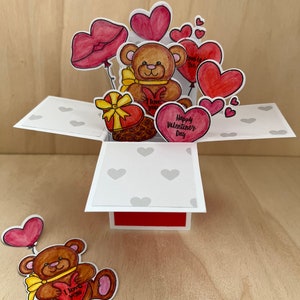 La tarjeta del día de San Valentín lleva globos de corazón rojos con refranes