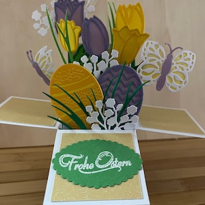 Carte de Pâques avec tulipes, gros œufs de Pâques, papillons