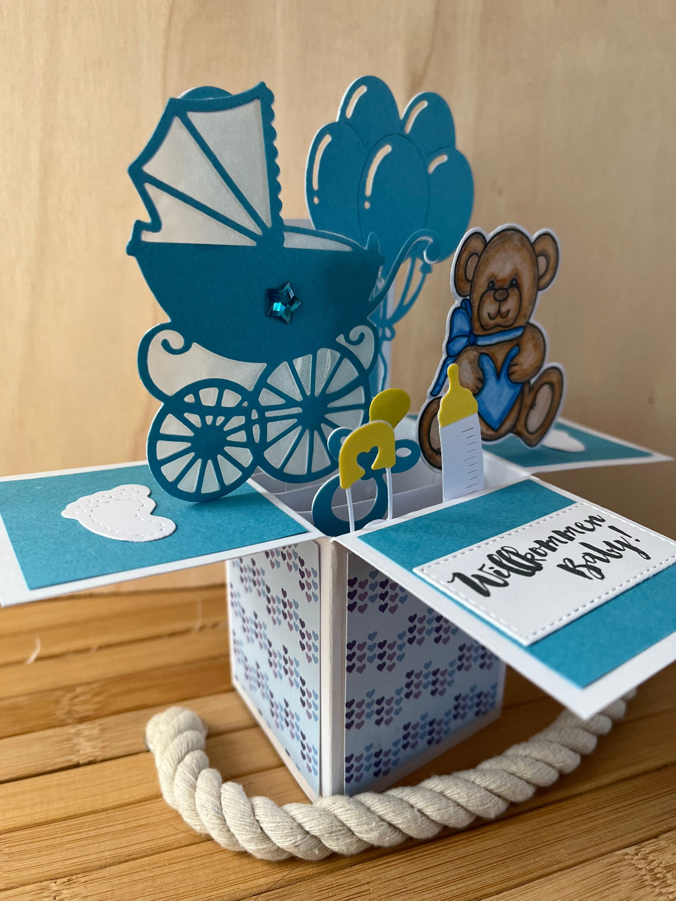 Carte de bébé (garçon), carte de félicitations pour la naissance avec Vichy  Karo en bleu, bébé et animaux en peluche: Un petit garçon! Quelle joie!