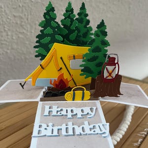 Tarjeta de cumpleaños para hombre en el bosque de tiendas de campaña