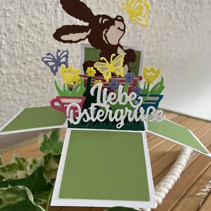 Carte de Pâques avec de grands lapins de Pâques, des fleurs et des papillons