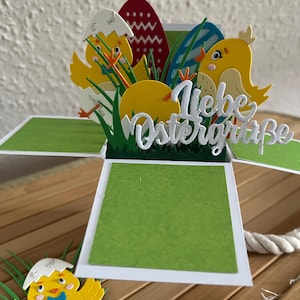 Biglietto di Pasqua con pulcini e uova colorate