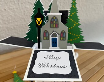Weihnachtskarte Kirche mit bunten Fenstern und wald