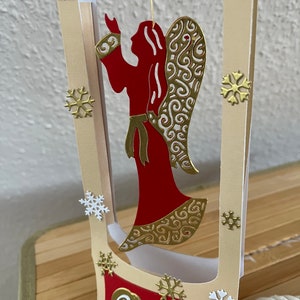 Weihnachtskarte Shnow Globus mit frei beweglichem Engel und Sternen in rot und Gold