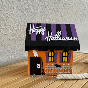 Joyeuse maison d'Halloween avec plein de petits détails