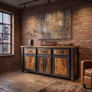 Può includere: Una credenza rettangolare in legno con finitura a venature naturali, telaio in metallo scuro e ferramenta nera. L'unità include tre cassetti superiori e tre ante inferiori, offrendo spazio di archiviazione con un design robusto.