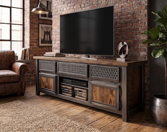 Puede incluir: Un mueble de televisión rectangular con una superficie de madera oscura, un marco de metal y una combinación de paneles de madera maciza y puertas de armario de malla metálica. Incluye estantes abiertos con dos cestas tejidas.