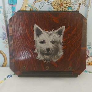 Revistero o porta cartas Art Decó, decorado con un West Highland Terrier