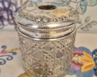 Un antiguo accesorio para el cabello con tapa de plata.