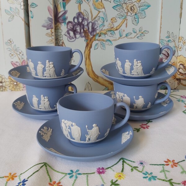 Wedgwood blauwe Jasperware kopjes en schotels.