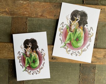 Puede incluir: Una figura de piel verde con cuernos y una máscara de calavera se sienta en un círculo de huesos y cuernos. La figura está rodeada por un círculo rosa y lleva un vestido verde. El fondo es blanco.