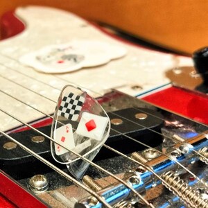 Deze plectrum met speelkaartthema voegt een uniek vleugje creativiteit en plezier toe aan je spel!