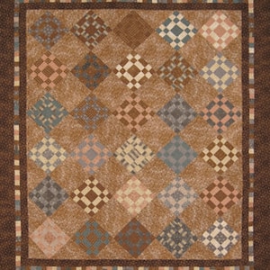 Könnte beinhalten: Eine Decke mit braunem Hintergrund und einem Patchwork-Muster aus Quadraten in Braun-, Blau- und Rosatönen.