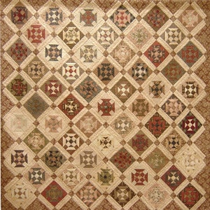 Pode incluir: Uma colcha com um design de patchwork que apresenta uma variedade de tecidos marrons, bege e vermelhos. A colcha é feita de quadrados com um design quadrado central e um padrão de diamantes no fundo.