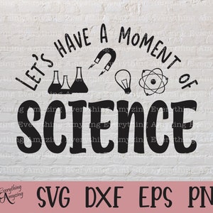 Może przedstawiać: Czarno-biały projekt graficzny z tekstem "Let's Have a Moment of Science". Grafika zawiera żar&oacute;wkę, magnes, atom i dwie zlewki.